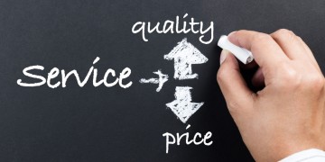 价格下降和质量提升的趋势示意图