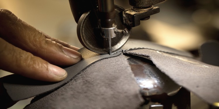 Joining of the leather parts of a shoe on a shoe machine